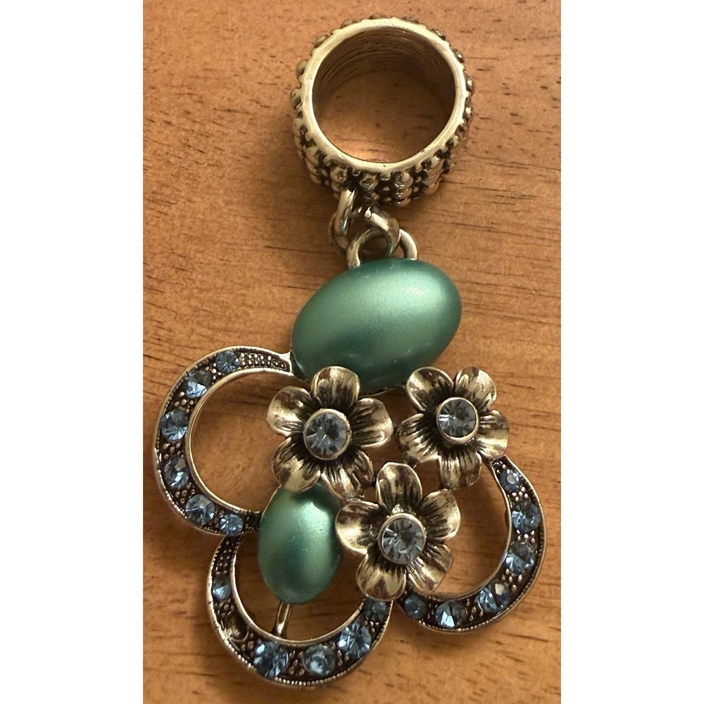 Flower Stone Pendant Scarf Jewelry Blue And Silver. EUC